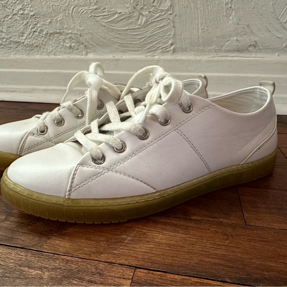 SOLD⭐️ White Leather Tennies, size EU 39/US 8-8.5⭐️